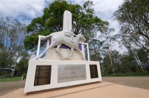Gunsynd Statue