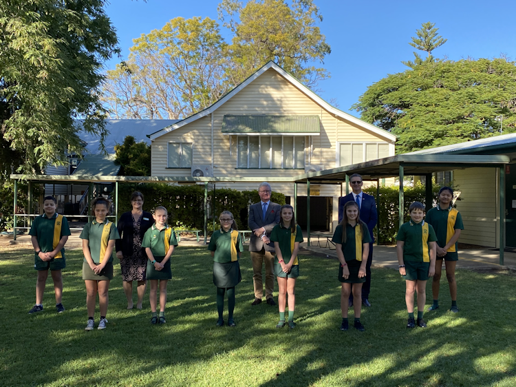 His Excellency the Honourable Paul de Jersey AC Governor of Queensland with students of Goondiwindi State Primary School and The Honourable Councillor Lawrence Springborg AM Mayor Goondiwindi Regional Council