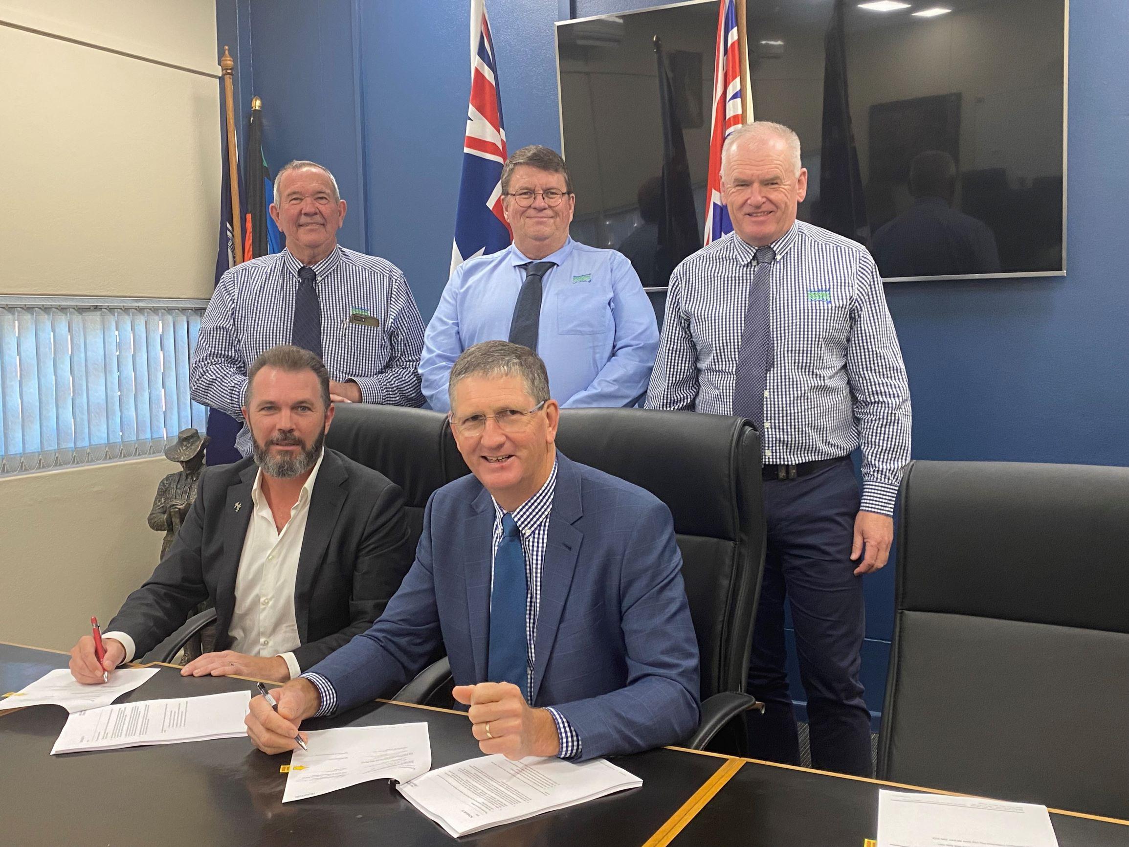 Back: Cr Rick Kearney, Manager Water & Sewerage Trevor Seth, CEO Carl Manton
Front: Simon Shaw Managing Director The Hydrogen Collective and Hon. Cr Lawrence Springborg AM